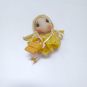Broche de muñeca amarilla. Un baúl de princesas
