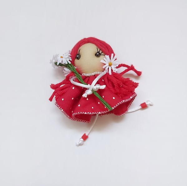 Broche de muñeca en rojo. Un baúl de princesas