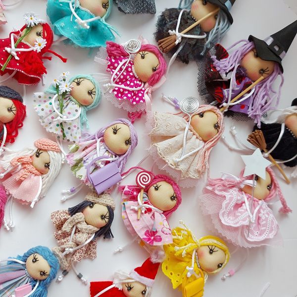 Catálogo de broches de muñecas. Un baúl de princesas