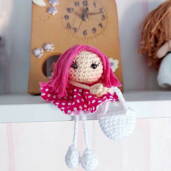 Broche muñeca amigurumi rosa. Un baúl de princesas
