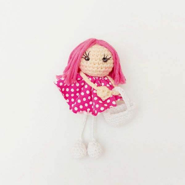 Broche muñeca amigurumi rosa. Un baúl de princesas