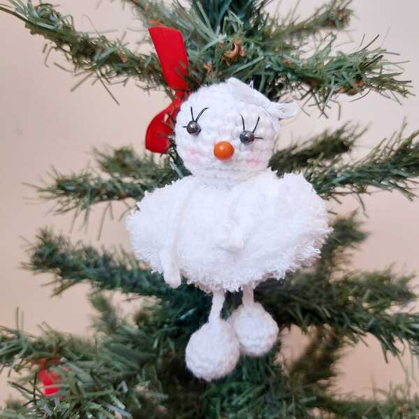 Muñeca de nieve para el árbol. Un baúl de princesas