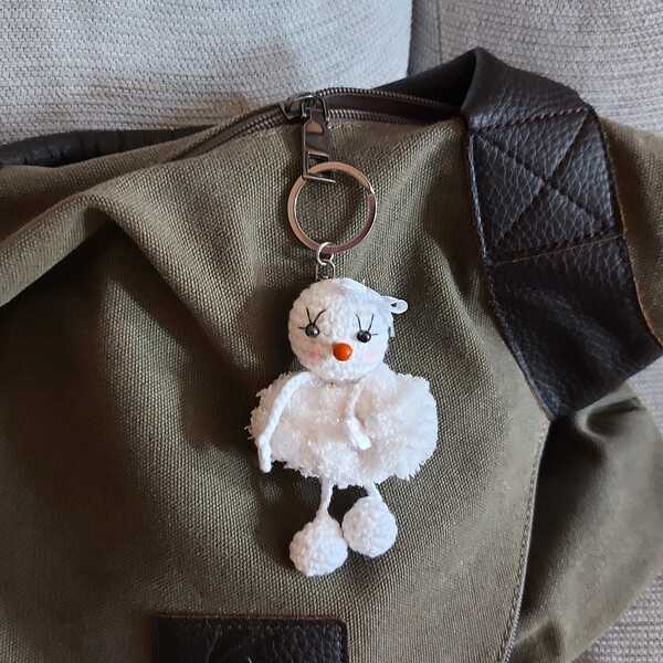 Muñeca de nieve para adorno de bolso. Un baúl de princesas