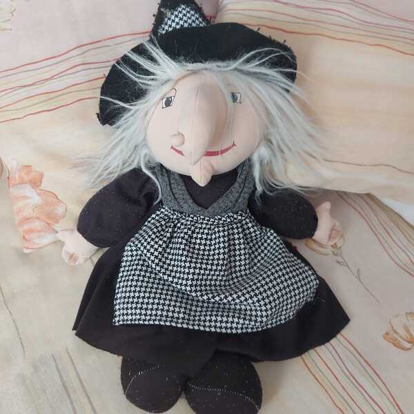 Bruja de peluche. Un baúl de princesas. Madrid.