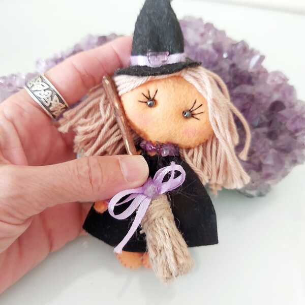 Bruja protectora con amatistas. Un baúl de princesas. Madrid