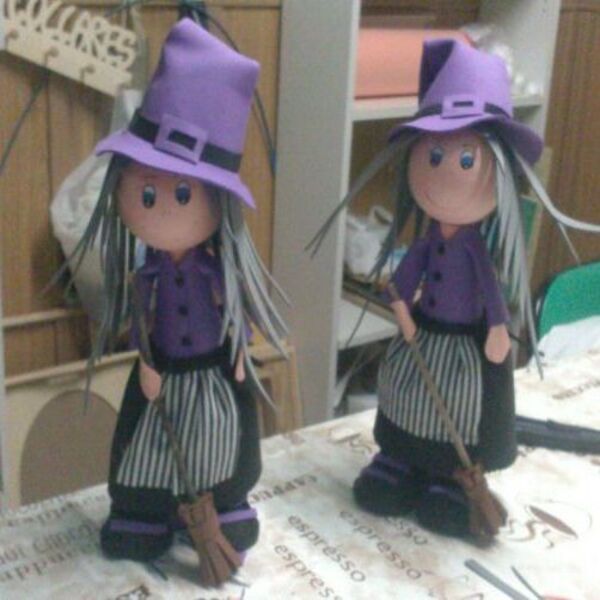 Primeros broches de bruja. Un baúl de princesas. Madrid