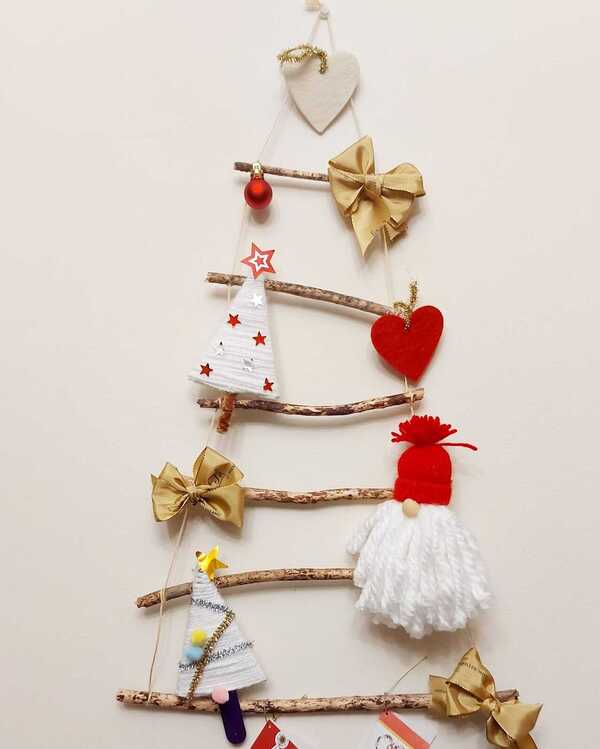 Árbol de navidad con ramas. Un baúl de princesas. Madrid